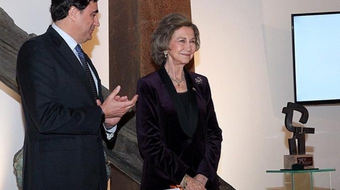 Majesty Queen Sofía Of Spain Has Been Rewarded With A Sculpture Made By Carlos Albert, As The Main Symbol Of The “2018 Heritage Prize”.